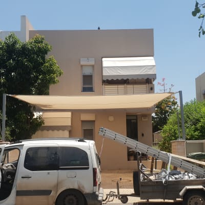 שני סוככים מותקנים על חזית בית פרטי