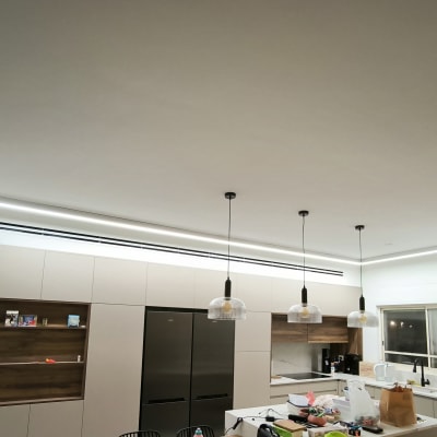 מנורות תלויות מהתקרה במטבח מודרני