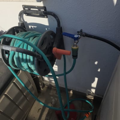 צינור מים מחובר לברז על קיר חיצוני