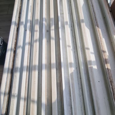 מסילות חלון מלוכלכות לפני ניקוי