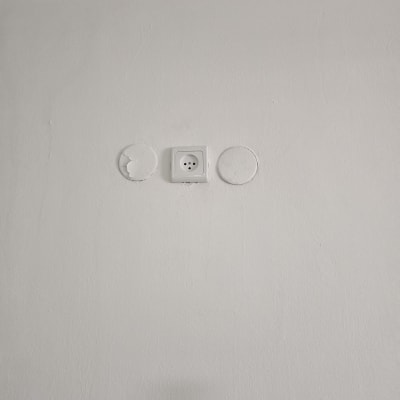 שקע חשמל מותקן על קיר לבן