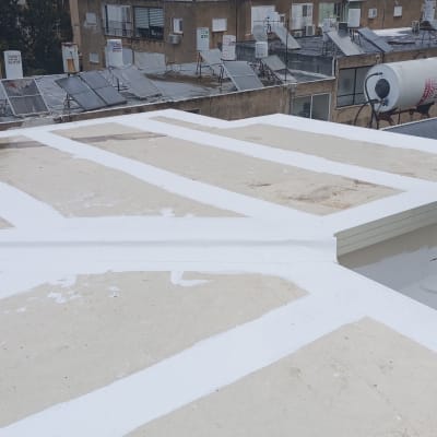 גג עם קווים לבנים לאיטום