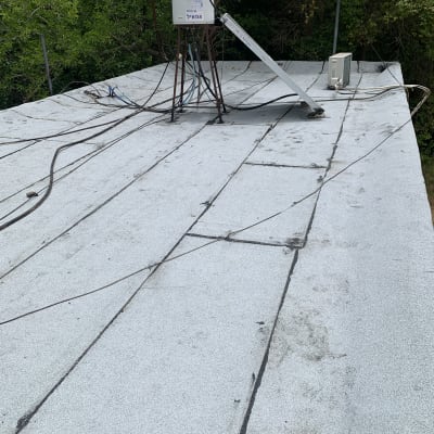 גג אטום עם יריעות ביטומניות וחיבורים גלויים