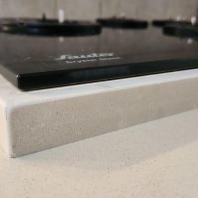 שיש בהיר עם כיריים שחורות על השיש