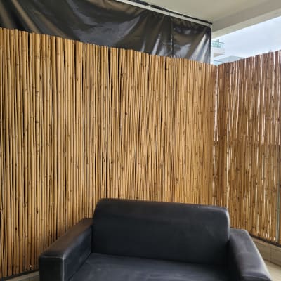 מחיצת במבוק מותקנת במרפסת