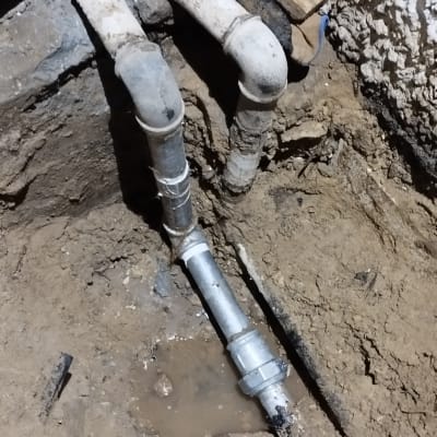 צינורות מים ותיקון חיבורי אינסטלציה באדמה