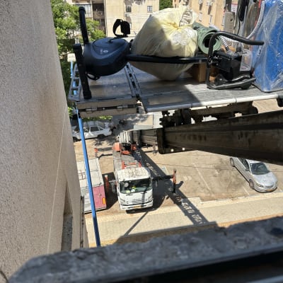 שימוש במנוף הרמה להובלת ציוד וריהוט מדירת מגורים