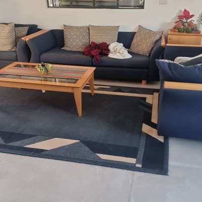 סלון עם ספות וכריות, שטיח ושולחן זכוכית