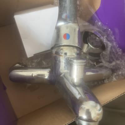 ברז מתכת עם סימני חם וקר באריזה