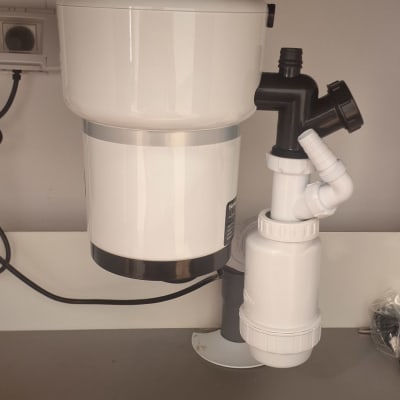 מתקן אינסטלציה מתחת לכיור עם צינורות וחיבורים