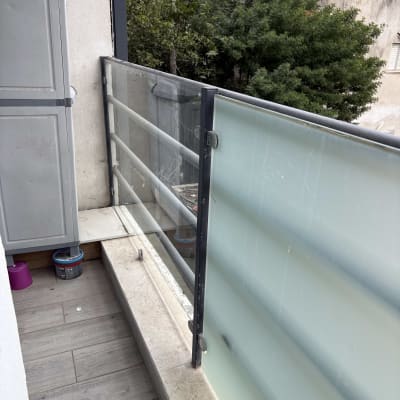 מעקה זכוכית עם מסגרת מתכת במרפסת