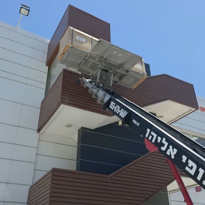 מנוף מרים ציוד לבניין גבוה ביום בהיר