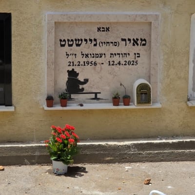 קברים עם כיתוב ועציצים קטנים