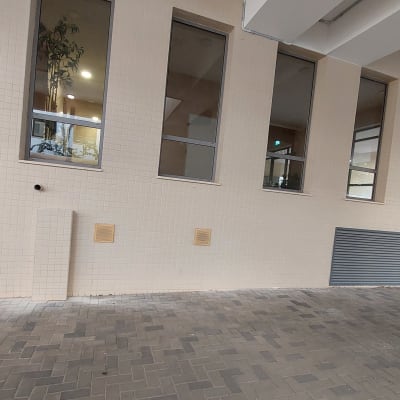 תאורה על תקרה, חוטי חשמל לאורך הקיר