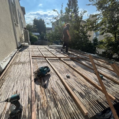 עבודה על גג עם כלי עבודה ועץ