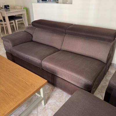 ספה חומה בסלון עם שולחן עץ