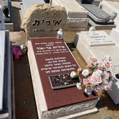 מצבות בבית קברות עם פרחים ואבנים