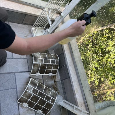 ניקוי מסננים של מזגן עם תרסיס