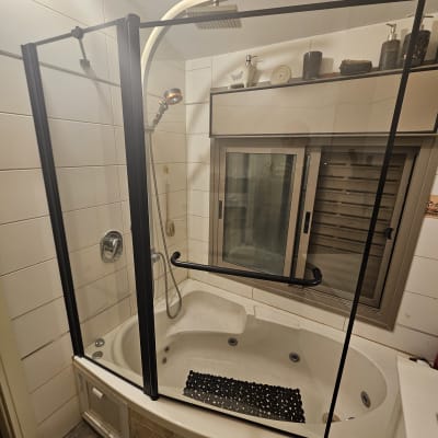 מקלחת עם ראש גשם, אמבטיה ודלת זכוכית