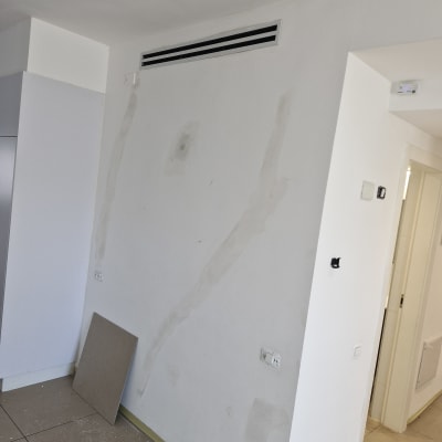 עבודת שפכטל אמריקאי והחלקה על תקרת גבס כהכנה לצביעה