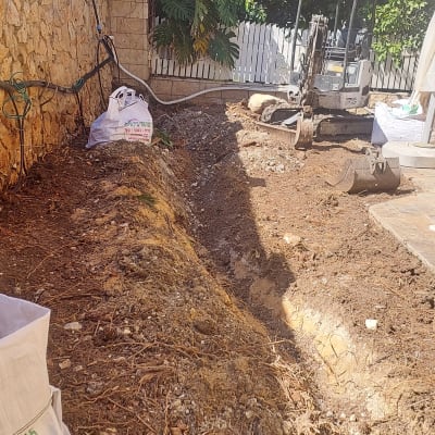 חפירה באדמה עם צינור חשוף וכלי עבודה