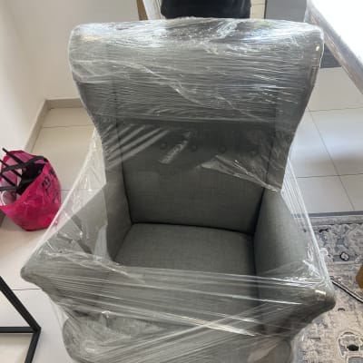 כורסה עטופה בניילון בחדר מגורים