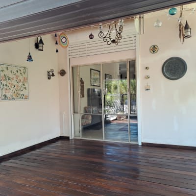 מרפסת עץ עם קישוטים תלויים על הקיר והתקרה