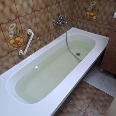 אמבטיה עם חיפוי קיר ופרחים מצוירים