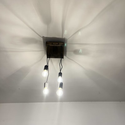 מנורת תקרה עם ארבעה נורות חשמל תלויות