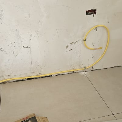 צינור גז צהוב מותקן על קיר לבן