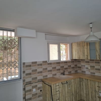 מטבח עם ארונות עץ, כיור ותאורה