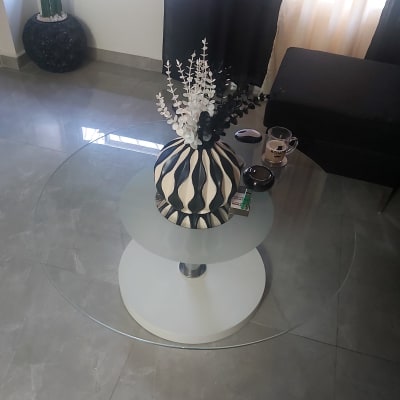 שולחן זכוכית עגול עם אגרטל מעוצב במרכז