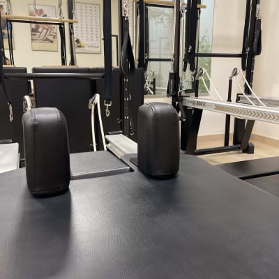 ריפוד שחור על מכשיר כושר עם ידיות מתכת