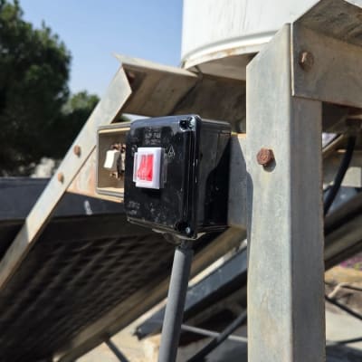 מתג חשמלי מותקן על מתקן מתכת חיצוני