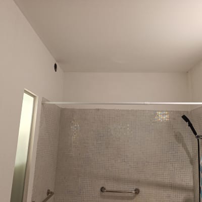 קיר צבוע בחדר אמבטיה עם וילון מקלחת