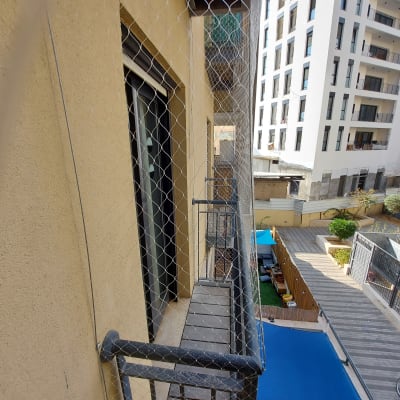 רשת מתכת מותקנת על מרפסת למניעת כניסת יונים