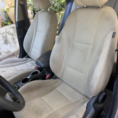 מושבי רכב נקיים לאחר ניקוי