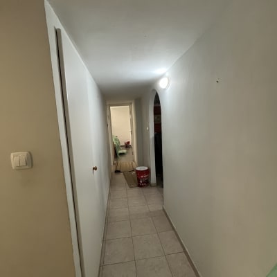 מסדרון עם קירות צבועים ודלי צבע