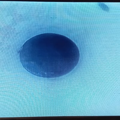 תמונה של מסך עם חור במרכז