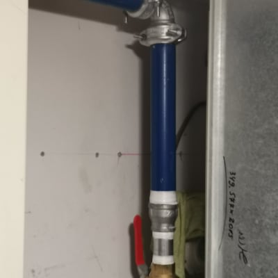 צינור כחול עם ברז אדום במערכת כיבוי אש