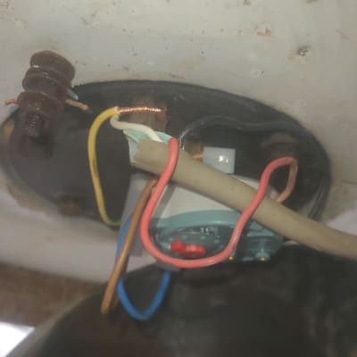 חוטי חשמל מחוברים למכשיר חימום