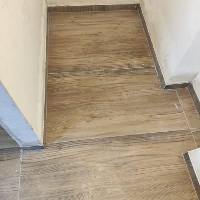 ריצוף עץ חדש בפינת חדר במהלך שיפוץ