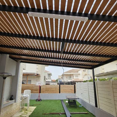 פרגולה מאלומיניום עם קורות עץ ותאורה תלויה