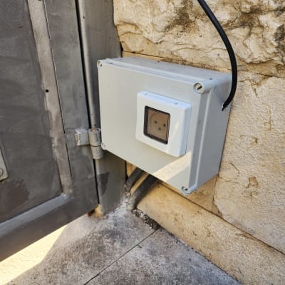 תיבת חשמל עם כבל חשמלי מחובר לקיר