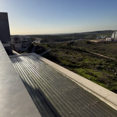 גג אלומיניום עם נוף פתוח