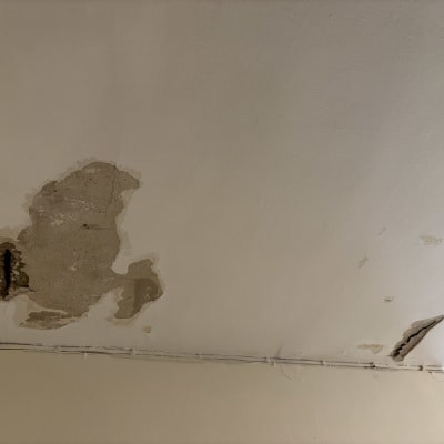 תקרה עם קילופי צבע וסדקים