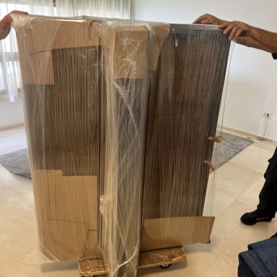 רהיט עטוף בניילון על עגלת הובלה בחדר