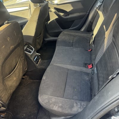 מושב אחורי של רכב עם לכלוך קל על המושבים.