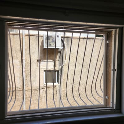 חלון עם סורגי מתכת מעוקלים