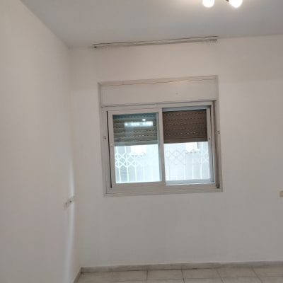 קירות צבועים בלבן בחדר ריק עם חלון